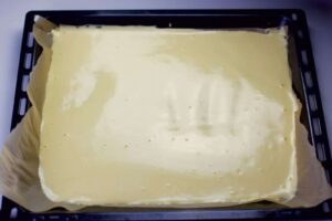Pâte à biscuit étalée pour la bûche chocolat blanc et framboises au Thermomix