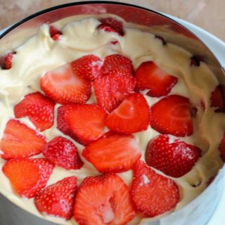 Remplissage du fraisier Thermomix avec les fraises