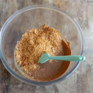 Gavottes écrasées pour le gâteau royal au chocolat