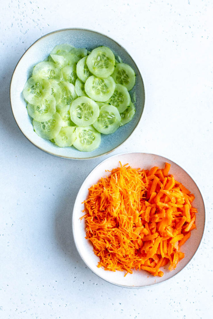 Concombre tranché et carottes râpées