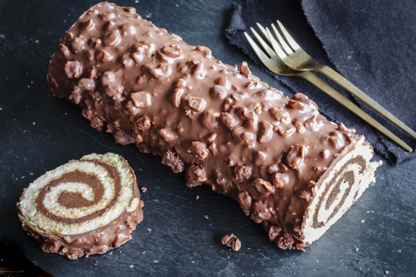 Bûche au chocolat avec insert de biscuit roulé au croustillant praliné -  Blog cuisine avec du chocolat ou Thermomix mais pas que